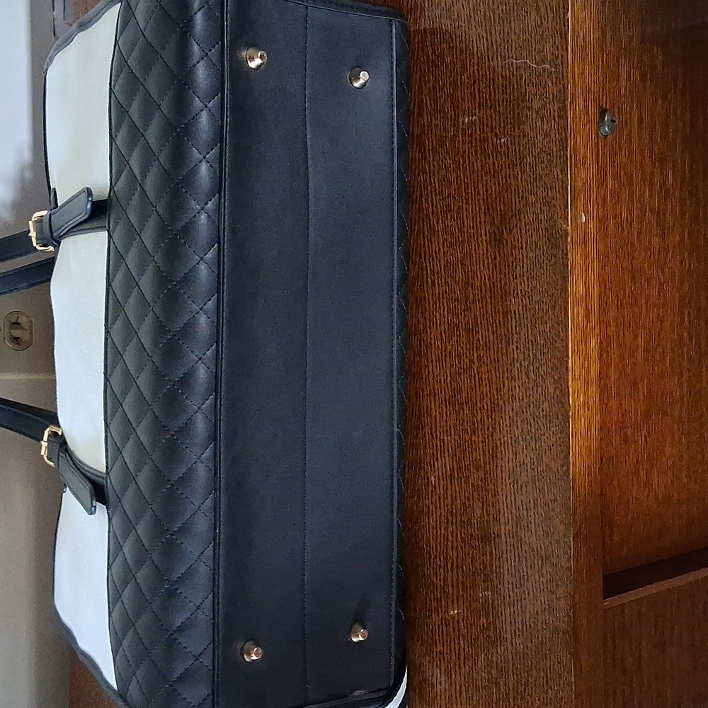 Lovevook Black and White Quilted Tote with Crossbody Strap - Picture 6 of 16